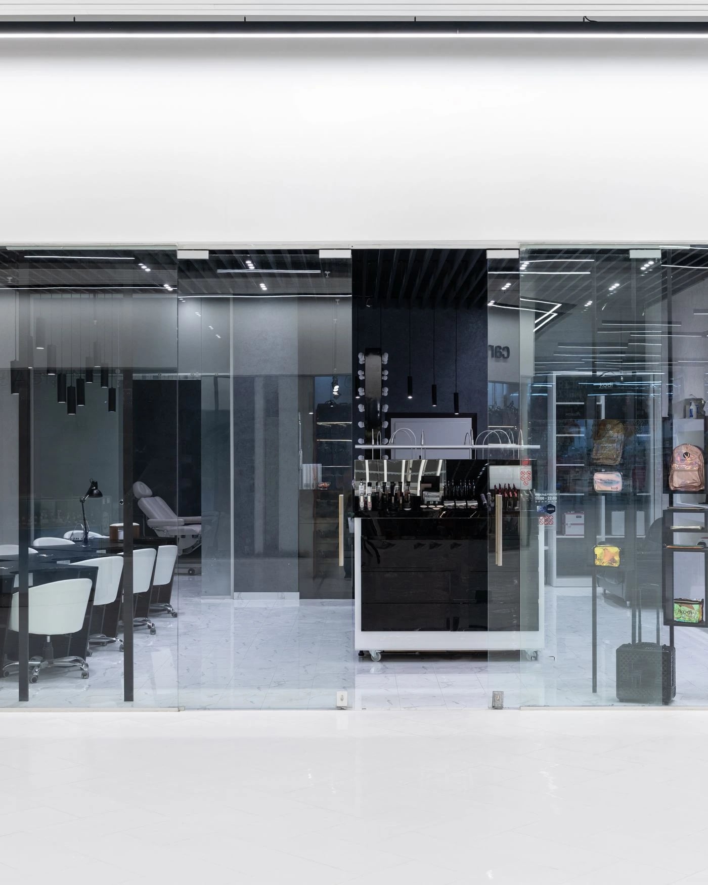 Façade vitrée d'une boutique cosmétique — sélection prestige et produits professionnels